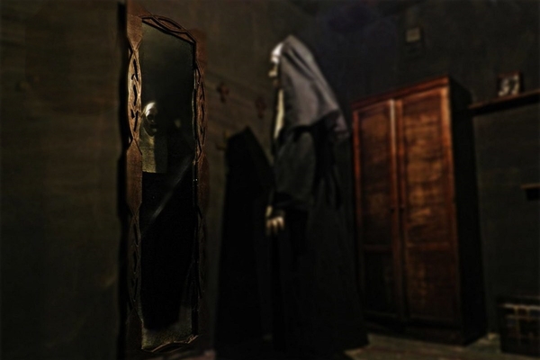 Фотография перформанса «Заклятие»